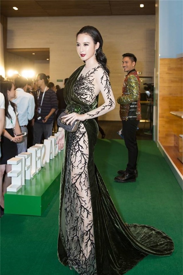Những bộ cánh hở bạo không đối thủ của Angela Phương Trinh