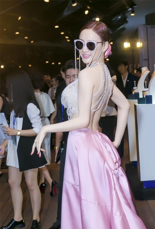 Những bộ cánh hở bạo không đối thủ của Angela Phương Trinh