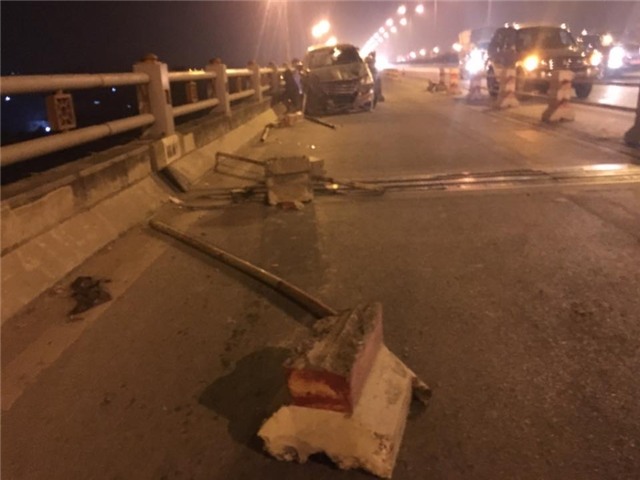 Tai nạn giao thông, bày từ cầu Thanh Trì xuống đất, ô tô mất lái