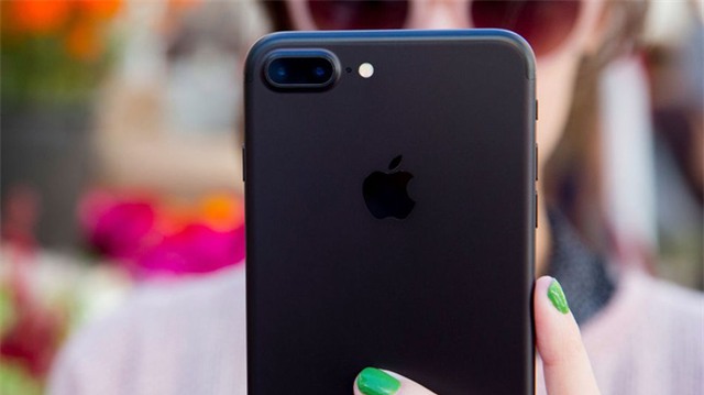 8 chiếc smartphone không chỉ đẹp mà còn có pin trâu - Ảnh 1.