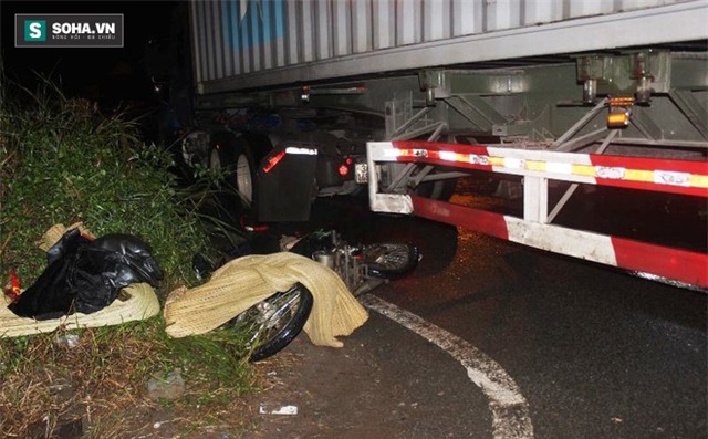 Nam thanh niên thất thần bên thi thể mẹ, vợ sắp cưới sau tai nạn giao thông