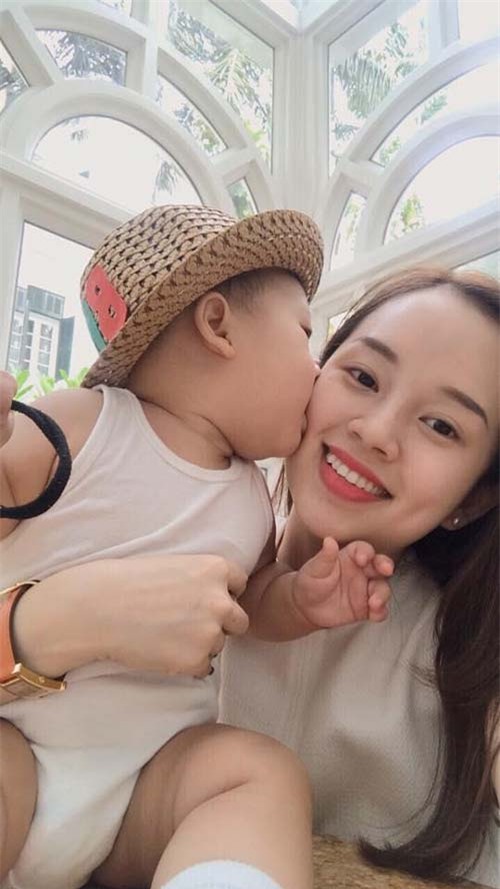 bi quyet nao giup ly kute co lan da trang khong ti vet nhu the? - 7