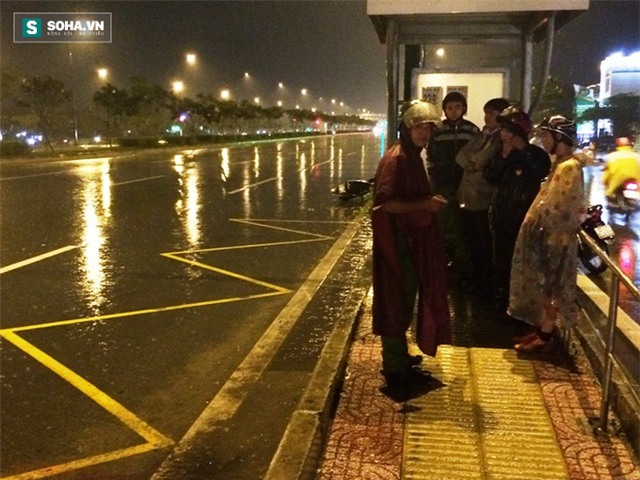 Chạy vào làn đường ô tô, nam thanh niên tự té tử vong - Ảnh 2.