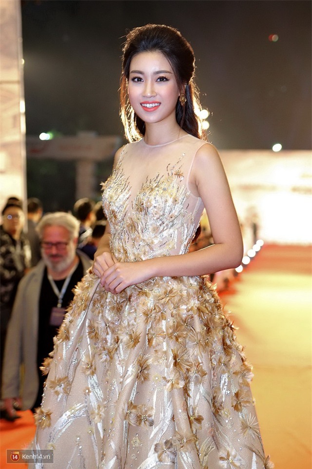 Bế mạc LHP Quốc tế Hà Nội: Hoa hậu Mỹ Linh kín đáo, Ngọc Hân - Nam Em lấp ló vòng 1 gợi cảm - Ảnh 2.