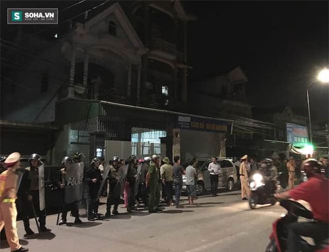 Hàng trăm cảnh sát bao vây bắt sới bạc, cẩu nhiều ô tô về điều tra - Ảnh 1.