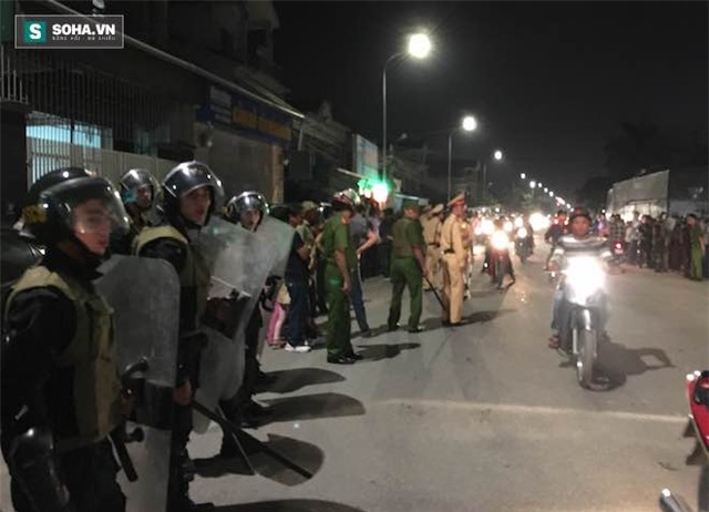 Hàng trăm cảnh sát bao vây bắt sới bạc, cẩu nhiều ô tô về điều tra - Ảnh 2.