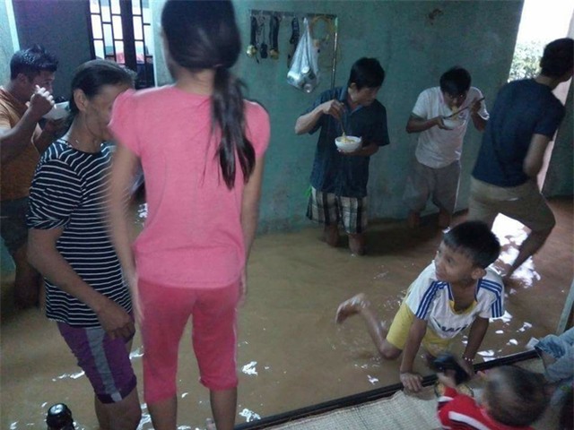 Cậu bé 6 tuổi bật khóc vì bơi ra dòng nước lũ cứu chú chó nhỏ nhưng không thể vào bờ - Ảnh 4.