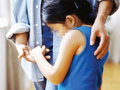 be gai 5 tuoi bi xam hai sau khi duoc me gui o cong truong hinh anh 1