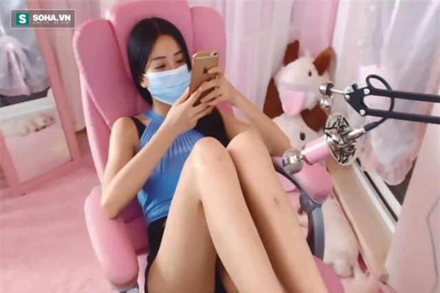 Chỉ ngồi lắc đùi, mặt che kín khẩu trang, cô gái vẫn kiếm tiền dễ hơn trở bàn tay - Ảnh 1.