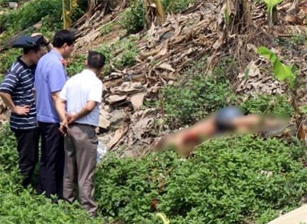 Danh nguoi gan chet roi bo mac nan nhan ben duong hinh anh