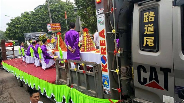 Quan khách 2 họ ngồi trên xe tải ăn bánh, uống chè: Đám hỏi kỳ lạ nhất Việt Nam là đây - Ảnh 2.