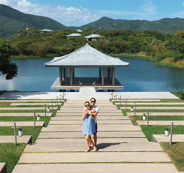 Hạnh phúc giản đơn của Hà Tăng: chồng chụp ảnh cho vợ, vợ trìu mến nhìn chồng cười thật tươi! - Ảnh 1.