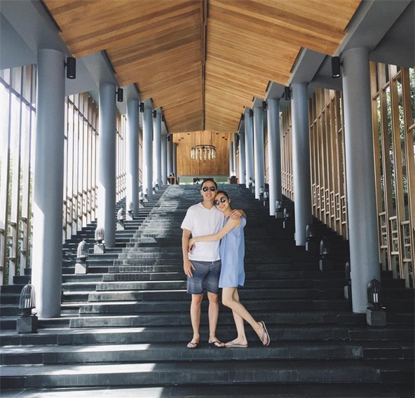 Hạnh phúc giản đơn của Hà Tăng: chồng chụp ảnh cho vợ, vợ trìu mến nhìn chồng cười thật tươi! - Ảnh 2.