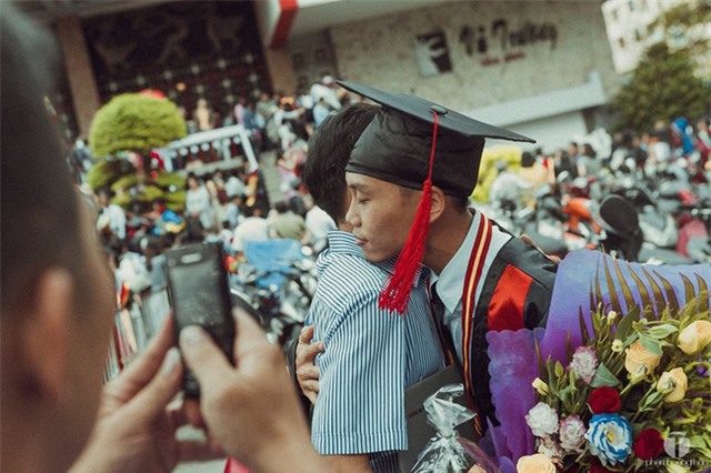 Bức ảnh cảm động: Cái ôm đầy tình cảm trong lễ tốt nghiệp và chiếc điện thoại của cha - Ảnh 3.