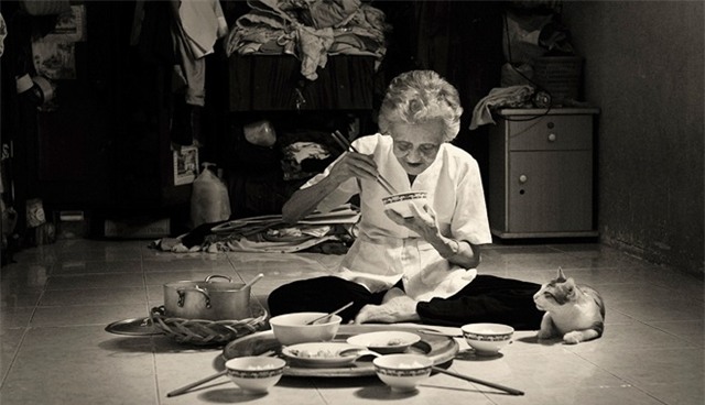 Mở chiếc hộp gia tài của mẹ già, con trai khóc lặng người - Ảnh 1.