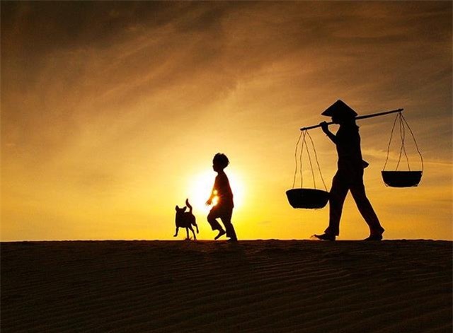 Mở chiếc hộp gia tài của mẹ già, con trai khóc lặng người - Ảnh 2.