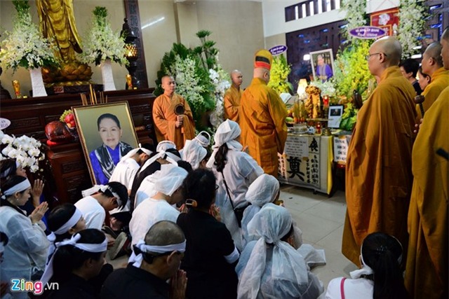 Các con nuôi khóc nức nở ở lễ hỏa táng sầu nữ Út Bạch Lan - Ảnh 1.