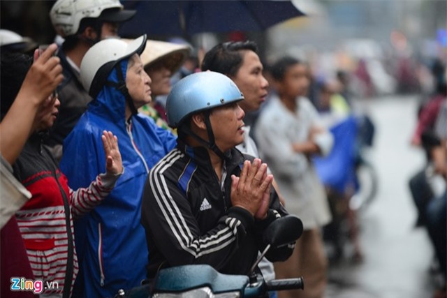 Các con nuôi khóc nức nở ở lễ hỏa táng sầu nữ Út Bạch Lan - Ảnh 11.