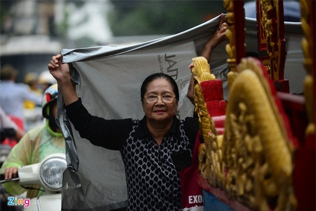 Các con nuôi khóc nức nở ở lễ hỏa táng sầu nữ Út Bạch Lan - Ảnh 12.