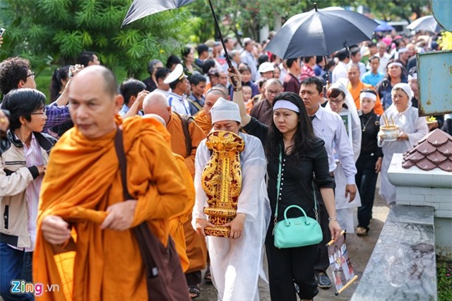 Các con nuôi khóc nức nở ở lễ hỏa táng sầu nữ Út Bạch Lan - Ảnh 13.