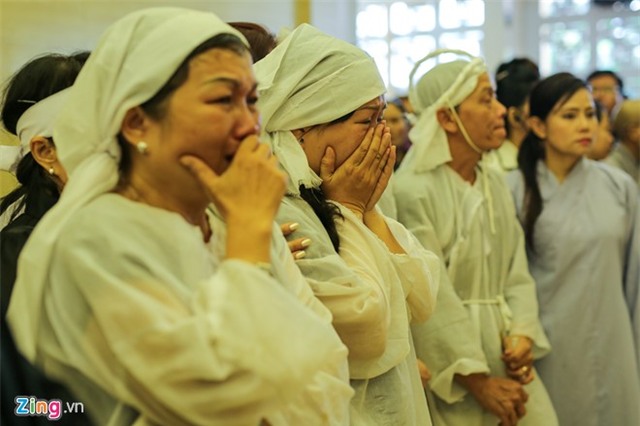 Các con nuôi khóc nức nở ở lễ hỏa táng sầu nữ Út Bạch Lan - Ảnh 14.