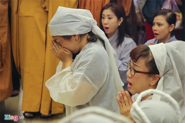 Các con nuôi khóc nức nở ở lễ hỏa táng sầu nữ Út Bạch Lan - Ảnh 15.