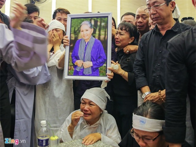 Các con nuôi khóc nức nở ở lễ hỏa táng sầu nữ Út Bạch Lan - Ảnh 16.