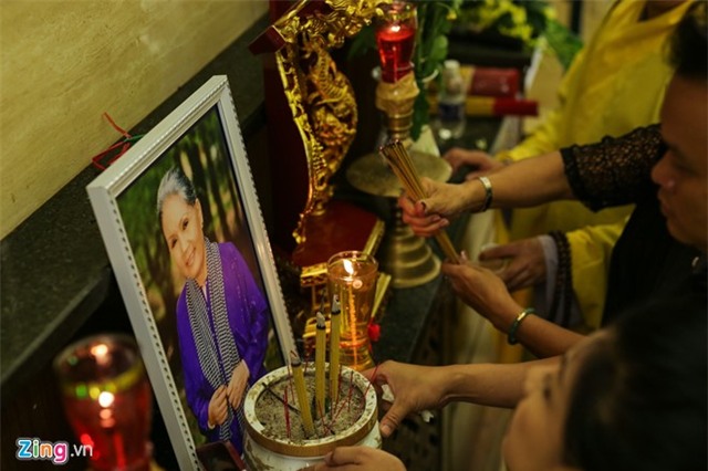 Các con nuôi khóc nức nở ở lễ hỏa táng sầu nữ Út Bạch Lan - Ảnh 18.