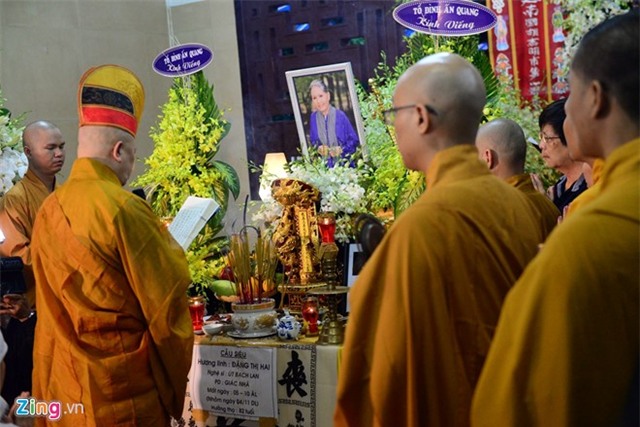 Các con nuôi khóc nức nở ở lễ hỏa táng sầu nữ Út Bạch Lan - Ảnh 2.