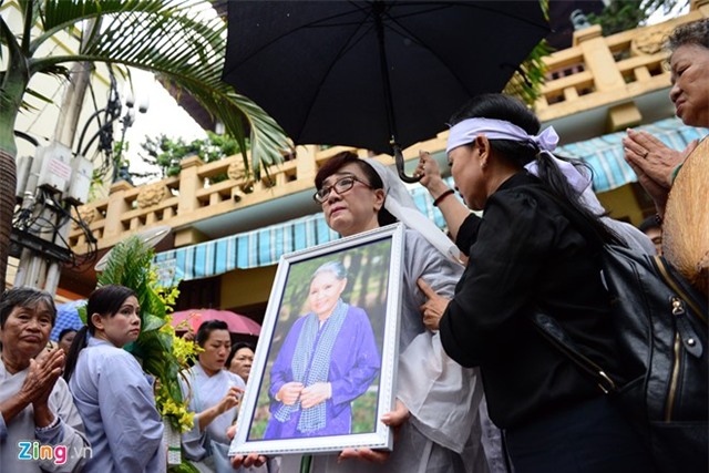 Các con nuôi khóc nức nở ở lễ hỏa táng sầu nữ Út Bạch Lan - Ảnh 6.