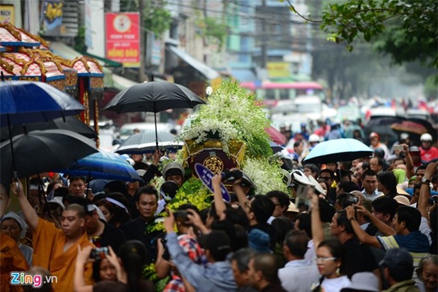 Các con nuôi khóc nức nở ở lễ hỏa táng sầu nữ Út Bạch Lan - Ảnh 7.