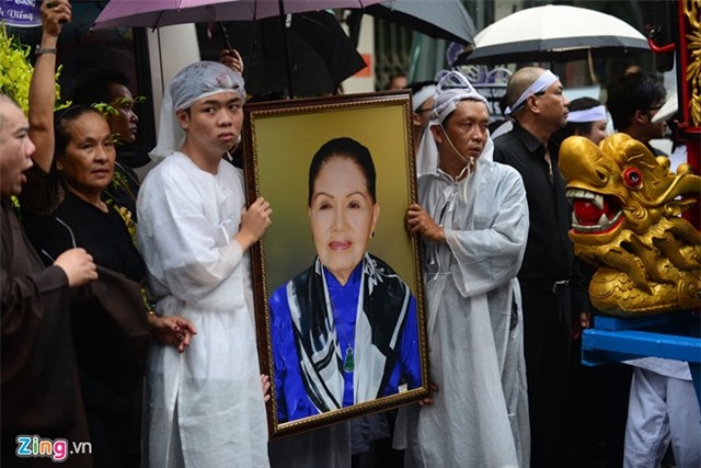 Các con nuôi khóc nức nở ở lễ hỏa táng sầu nữ Út Bạch Lan - Ảnh 8.