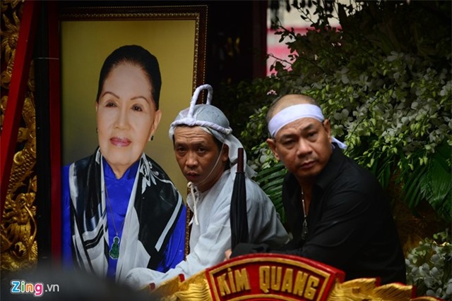 Các con nuôi khóc nức nở ở lễ hỏa táng sầu nữ Út Bạch Lan - Ảnh 9.