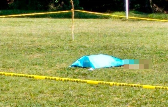 Cau thu dung dau huc chet trong tai hinh anh 1