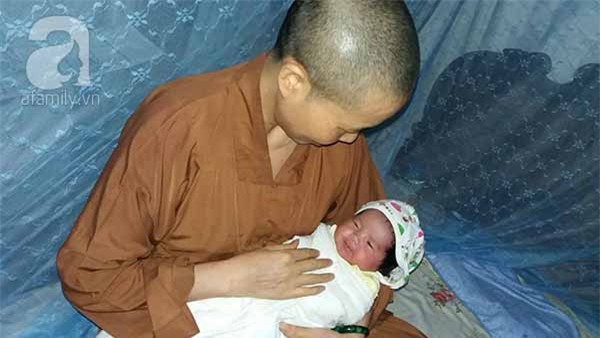 bé gái bị bỏ rơi