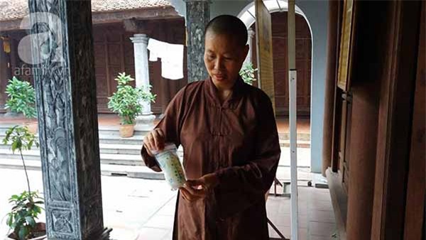 bé gái bị bỏ rơi