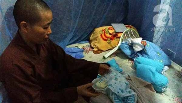 bé gái bị bỏ rơi