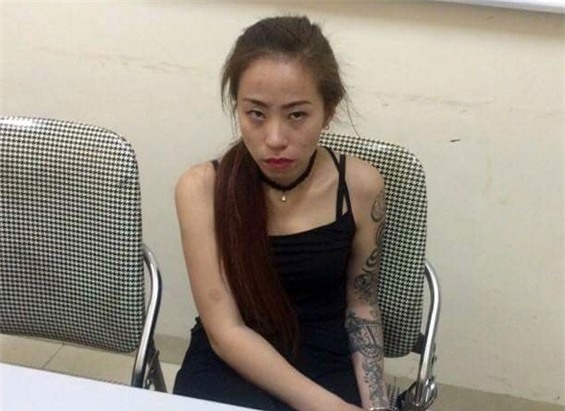 Co gai xam kin tay, giau hang chuc goi ma tuy trong ao nguc hinh anh 1