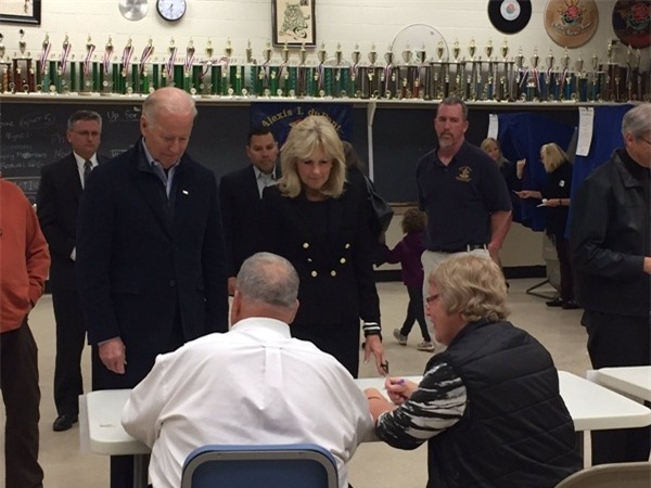Phó tổng thống Mỹ Joe Biden (trái) đi bỏ phiếu ở bang Delaware. Ảnh: NewsThisSecond
