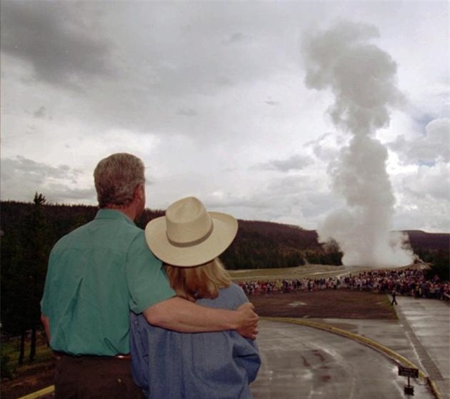 Đã gần nửa thế kỷ trôi qua, chuyện tình của vợ chồng Clinton vẫn khiến cho bao người phải ngưỡng mộ - Ảnh 5.