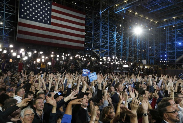  Những người ủng hộ bà Clinton tham dự sự kiện đêm bầu cử tại Manhattan, New York (Ảnh: Reuters) 