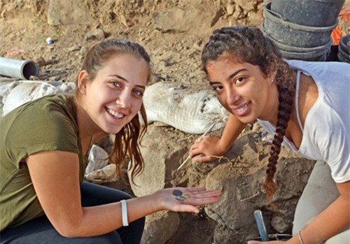 Hai nữ sinh tìm ra đồng xu 1.200 tuổi - 1