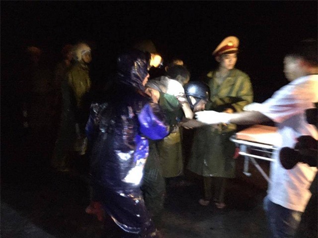 Xe khách lao xuống mương nước, ít nhất 2 người tử vong - Ảnh 1.