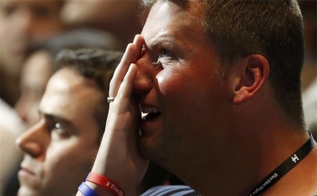  Một người ủng hộ bà Clinton bật khóc khi theo dõi kết quả bầu cử (Ảnh: Reuters) 