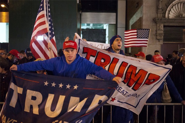 Những người ủng hộ ông Trump vui mừng trước kết quả bầu cử (Ảnh: Reuters) 