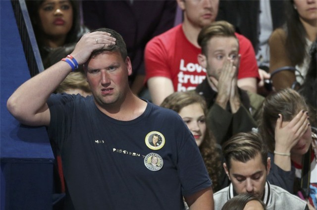 Trong khi đó, những người ủng hộ bà Clinton tỏ ra lo lắng (Ảnh: Reuters)