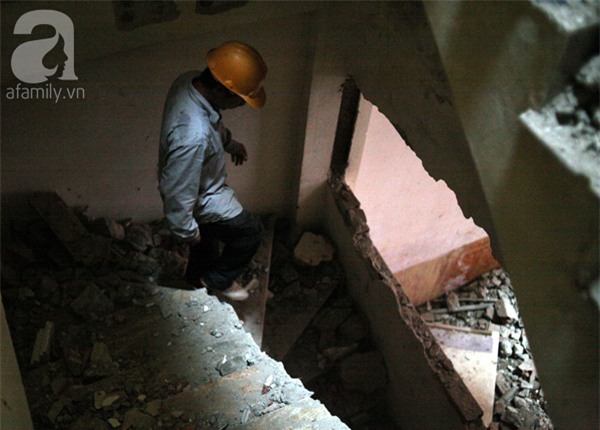 phá dỡ nhà bị nghiêng