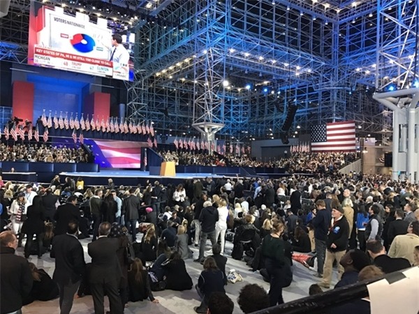 Người ủng hộ Clinton lũ lượt rời khỏi tiệc chúc mừng ở trung tâm Javits tại New York