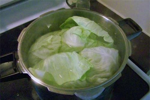 rua mat bang nuoc cai bap luoc giup da mat trang boc, lo chan long se khit - 4