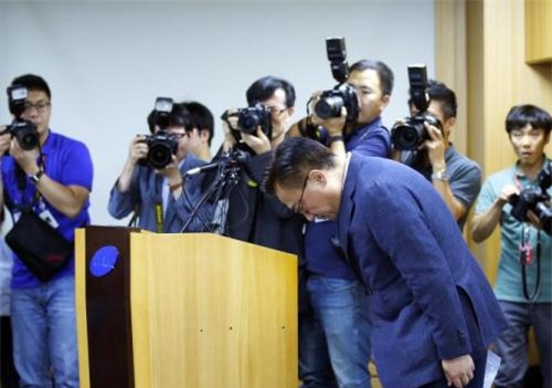 Ông Koh Dong-jin - Chủ tịch mảng kinh doanh thiết bị di động tại Samsung Electronics cúi đầu xin lỗi vì sự cố liên quan đến Galaxy Note 7 tại buổi họp báo hôm 2/9 - Ảnh: Reuters